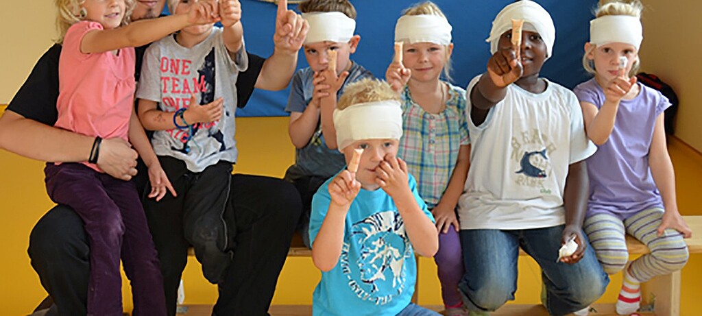 Die Kinder sind stolz – sie kennen jetzt den „Pflastertrick!“