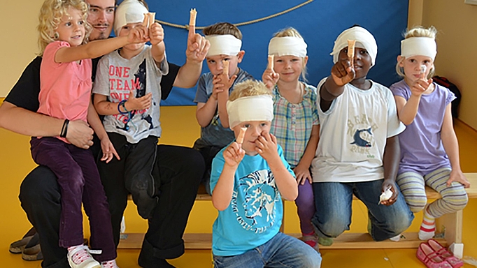 2016_0066_01 Die Kinder sind stolz – sie kennen jetzt den „Pflastertrick!“