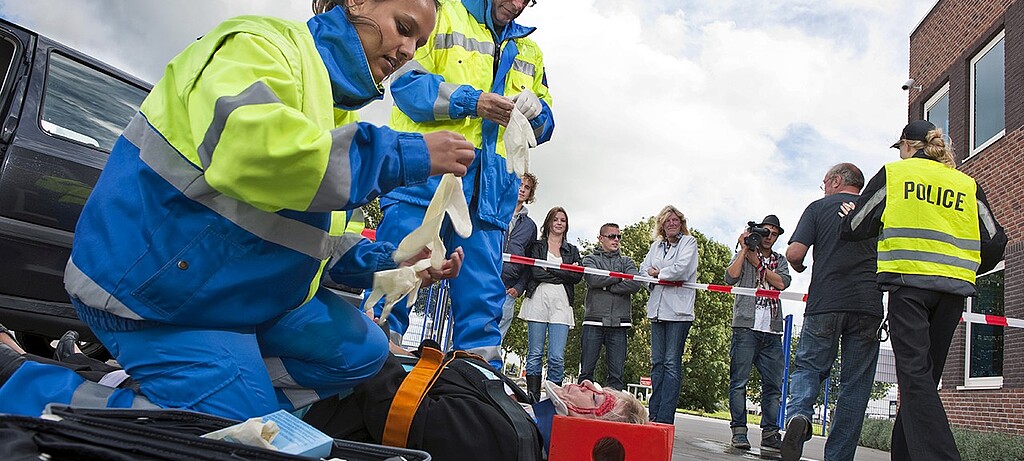 2021_0008_01 Gaffer behindern die Arbeit von Polizei und Rettungskräften