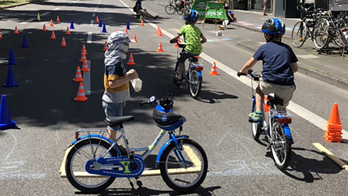 Auf dem Polizei-Rad können die Kinder zeigen, was sie können