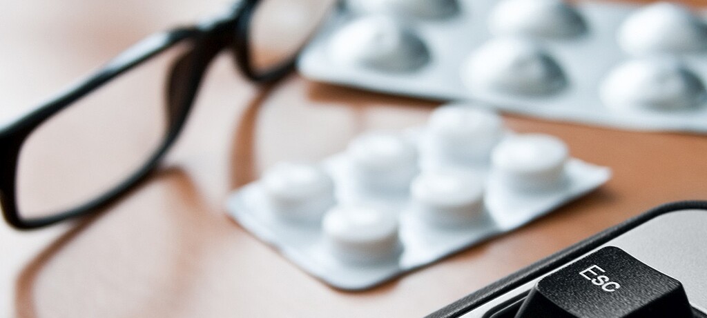 2021_0013_01 Manche Menschen versuchen durch Medikamente, im Job leistungsfähiger zu sein