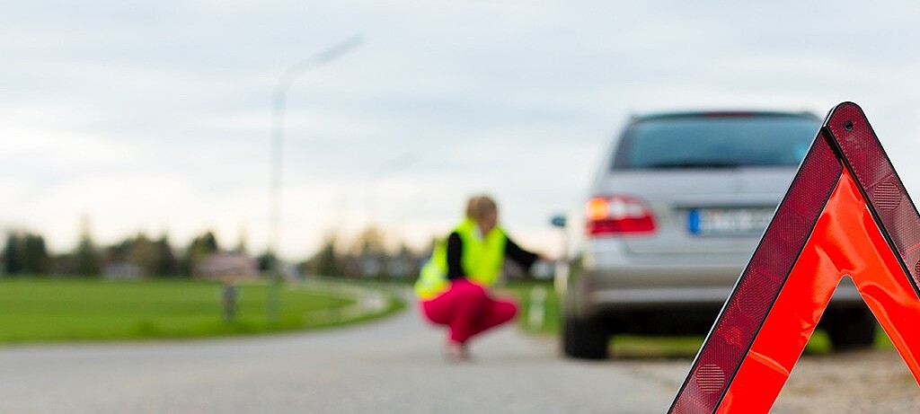 Bei einer Autopanne sind Warndreieck und Warnweste wichtige Helfer