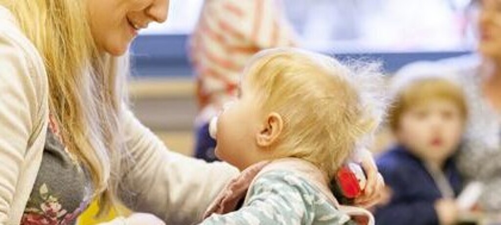 Das Programm Papilio-U3 unterstützt Erzieherinnen und Erzieher in Kitas darin, dass Kinder unter drei Jahren eine sichere Bindung zu ihnen aufbauen können.