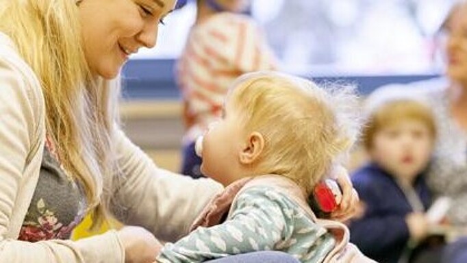 2021_0071_01 Das Programm Papilio-U3 unterstützt Erzieherinnen und Erzieher in Kitas darin, dass Kinder unter drei Jahren eine sichere Bindung zu ihnen aufbauen können.