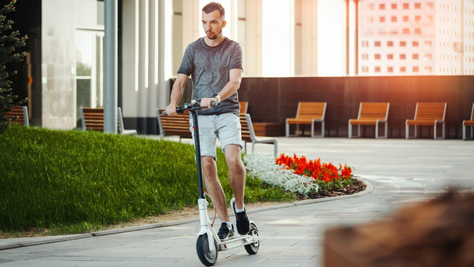 Die Nutzung von E-Scootern ohne Helm ist gefährlich