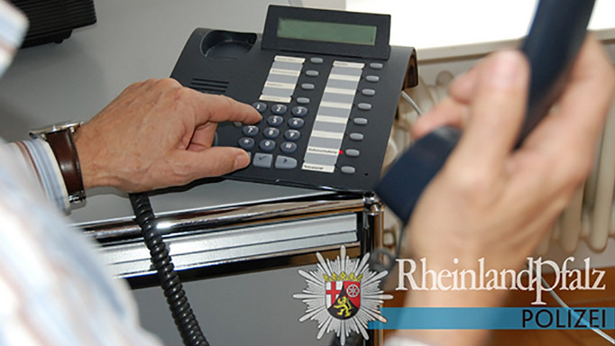 2017_0159_01 Per Telefon oder E-Mail melden sich die Betrüger bei ihren potenziellen Opfern