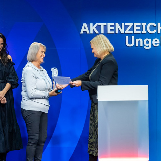 Bundesinnenministerin Faeser übergibt den XY-Preis für Zivilcourage an Klara Cujé