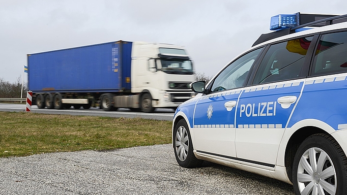 Kriminelle Schleuserorganisationen bringen Migranten auf neuen Wegen in die EU 