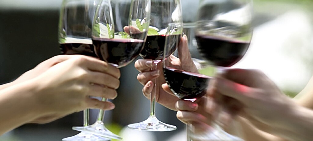 2011_0096_01 Auch beim Alkoholkonsum fungieren Erwachsene als Vorbilder.