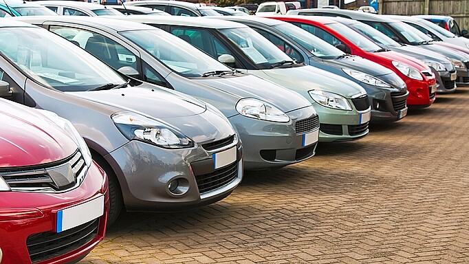 2018_0031_01 Wer beim Autokauf nicht aufpasst, wird schnell über den Tisch gezogen.