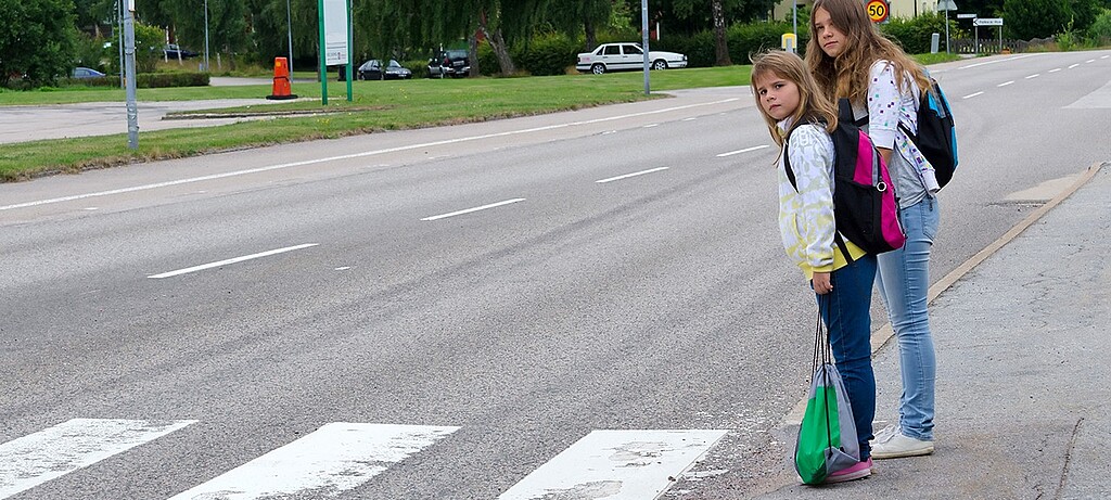 An Zebrastreifen fühlen sich gerade jüngere Schüler oft unsicher, da sie nicht erkennen, inwieweit der herannahende Fahrzeugführer sein Fahrzeug abbremst