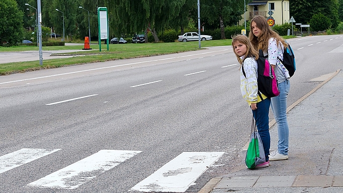 An Zebrastreifen fühlen sich gerade jüngere Schüler oft unsicher, da sie nicht erkennen, inwieweit der herannahende Fahrzeugführer sein Fahrzeug abbremst