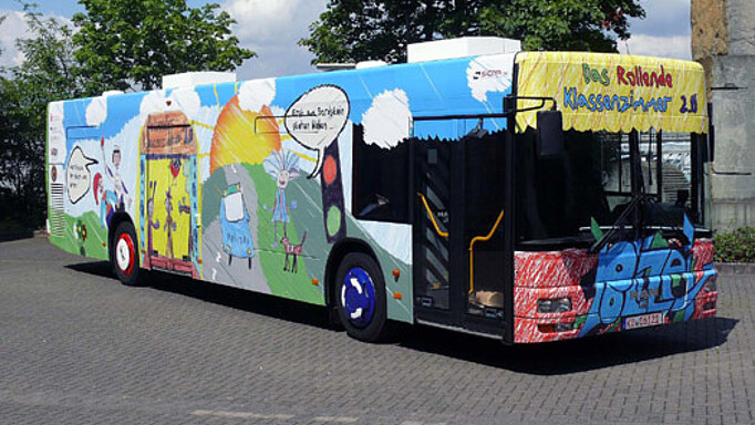 2016_0029_02 Das „rollende Klassenzimmer“: ein Bus, der zu einem mobilen Theater umgebaut worden ist.