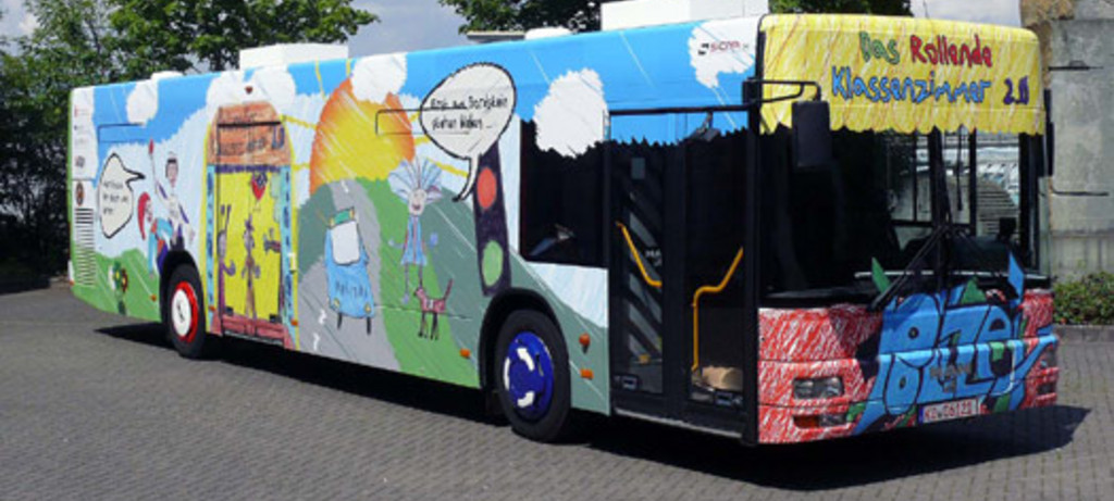 Das „rollende Klassenzimmer“: ein Bus, der zu einem mobilen Theater umgebaut worden ist.