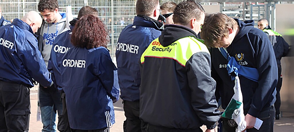 2011_0058_01 Ordner kontrollieren Fans