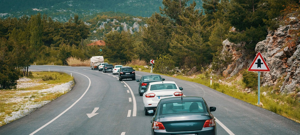 Ein langsames Auto verursacht schnell einen Stau