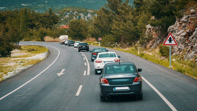 Ein langsames Auto verursacht schnell einen Stau