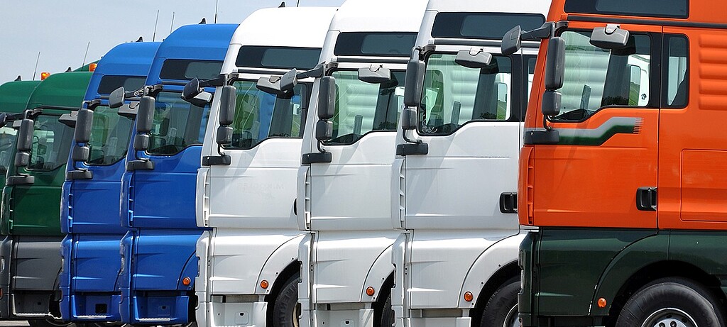 Auf Park- und Rastplätzen schlitzen die Täter zunächst Löcher in die Planen, um die Transportware auszuspähen