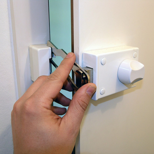 Einbruchschutz Tipps zur Technik Türen und Fenster können auch nachgerüstet werden