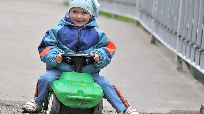 Ein Bobbycar ist ein sicheres Spielfahrzeug für Kinder.