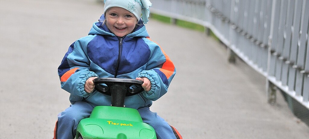 Ein Bobbycar ist ein sicheres Spielfahrzeug für Kinder.