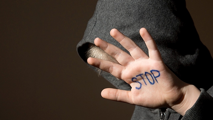 2017_0093_01 Durch die therapeutische Begleitung von Menschen mit pädophilen und hebephilen Präferenzen kann man potentielle Opfer schützen