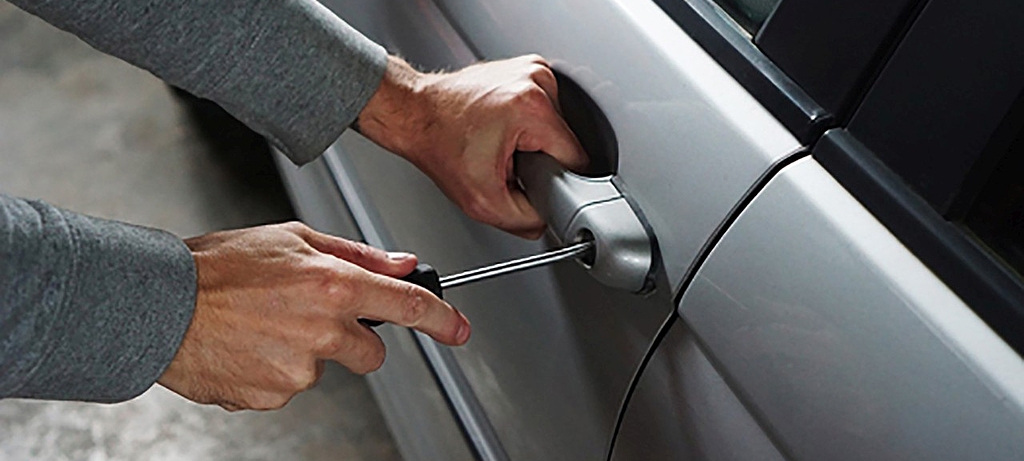 2020_0016_01 Wurde das Auto gestohlen, sollte man Polizei und Versicherung anrufen