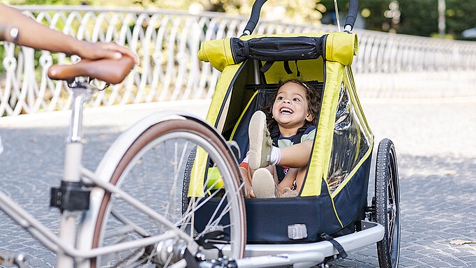2019_0080_01 Im Fahrradanhänger sitzen Kinder komfortabel und können während der Fahrt sogar spielen oder schlafen