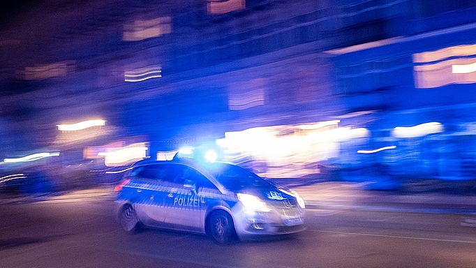 2023_0013_01 Oderberger Straße in Berlin-Prenzlauer Berg in der Sylvesternacht