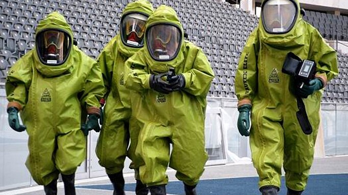 2011_0265_01 Ohne Schutzkleidung wäre die Arbeit der Asbestexperten lebensgefährlich.