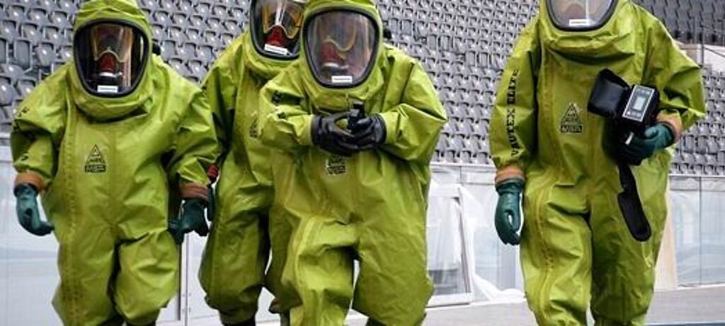 Ohne Schutzkleidung wäre die Arbeit der Asbestexperten lebensgefährlich.