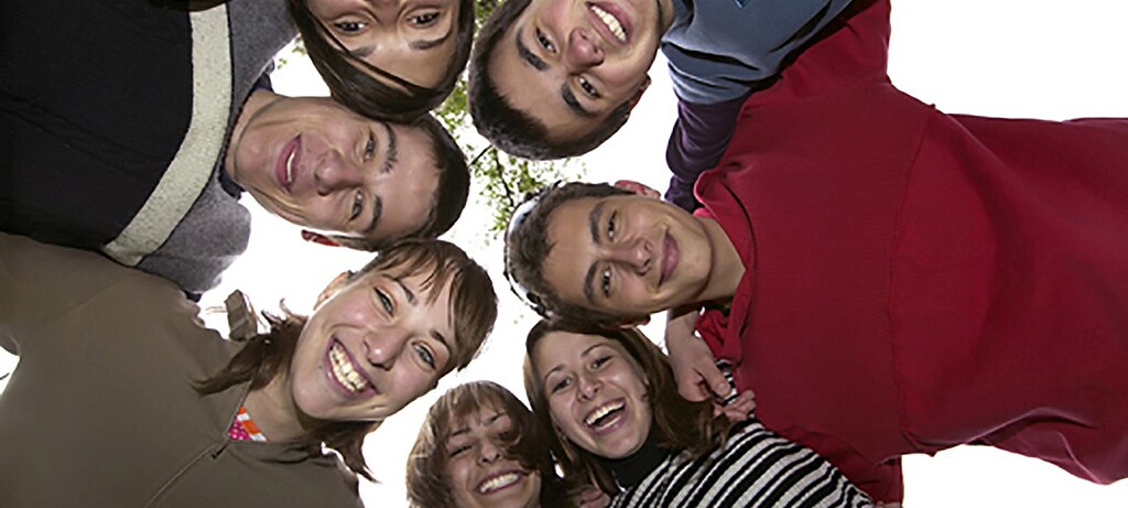 2016_0048_01 Der Kontakt zu Gleichaltrigen hilft den Jugendlichen, Konfliktfähigkeit einzuüben und offen über schwierige Themen wie Suchtgefahren zu sprechen