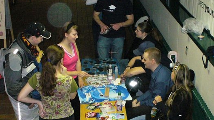 Junge Leute informieren gleichaltrige Partygänger über die Gefahren des Drogenkonsums