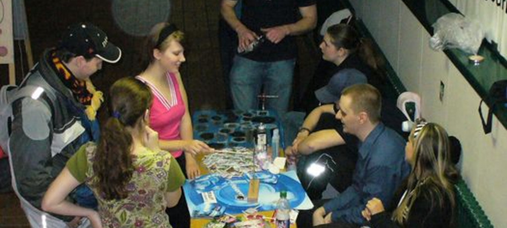 Junge Leute informieren gleichaltrige Partygänger über die Gefahren des Drogenkonsums 