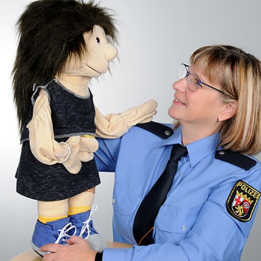 2022_0044_01 Das Puppenmädchen Maja erzählt Vorschulkindern von ihren Erlebnissen im Straßenverkehr