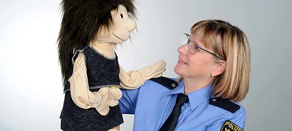 2022_0044_01 Das Puppenmädchen Maja erzählt Vorschulkindern von ihren Erlebnissen im Straßenverkehr