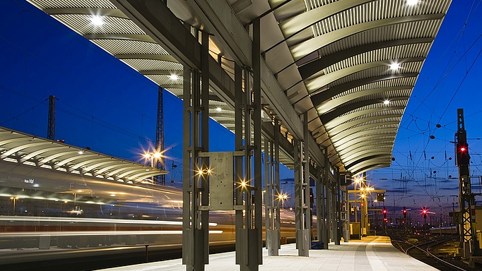 Gut beleuchtete Bahnsteige geben ein Gefühl von Sicherheit