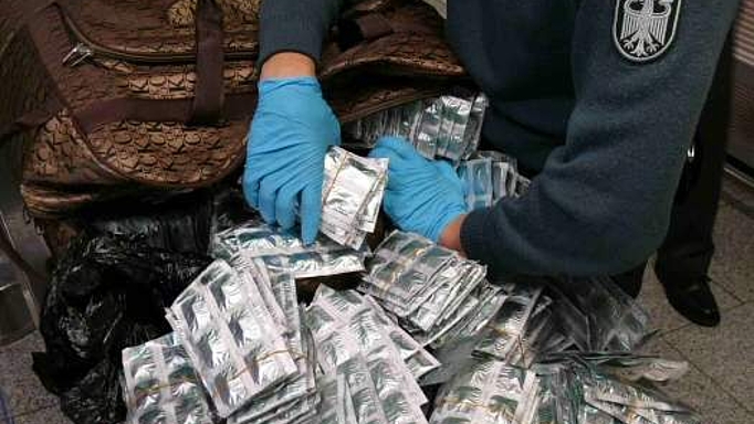 Illegales Gepäck: Ein Tourist aus den USA wollte in Deutschland mit diesen Potenzmitteln handeln
