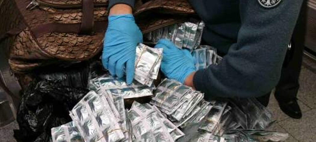 Illegales Gepäck: Ein Tourist aus den USA wollte in Deutschland mit diesen Potenzmitteln handeln