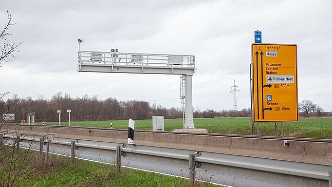 2021_0003_01 Die Geschwindigkeit wird auf einer längeren Strecke gemessen