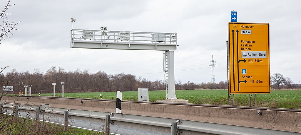 2021_0003_01 Die Geschwindigkeit wird auf einer längeren Strecke gemessen