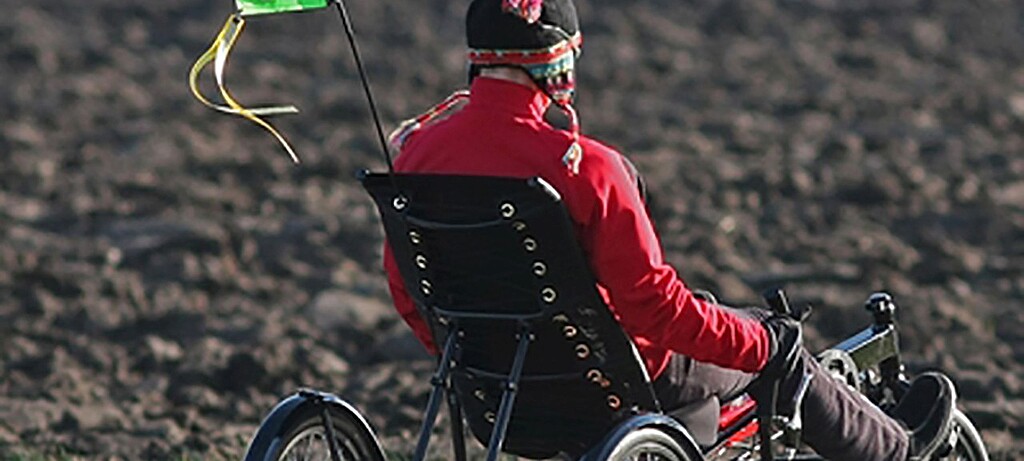 2017_0217_01 Angebrachte Wimpel oder Fahnen verbessern die Sichtbarkeit von Liegerädern