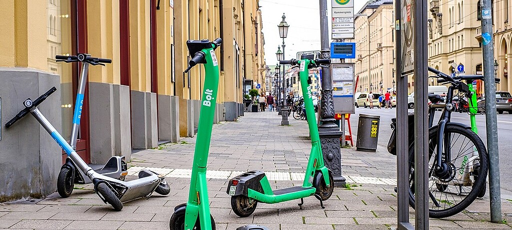 Ein Ärgernis für viele Fußgänger: E-Scooter, die überall achtlos herumliegen