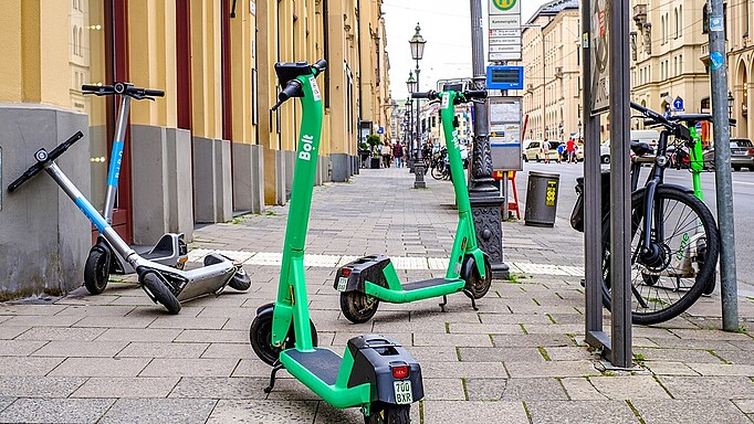 Ein Ärgernis für viele Fußgänger: E-Scooter, die überall achtlos herumliegen