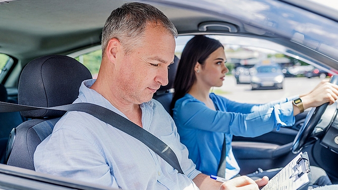 2023_0015_01 Die Führerscheinprüfung ist eine echte Herausforderung
