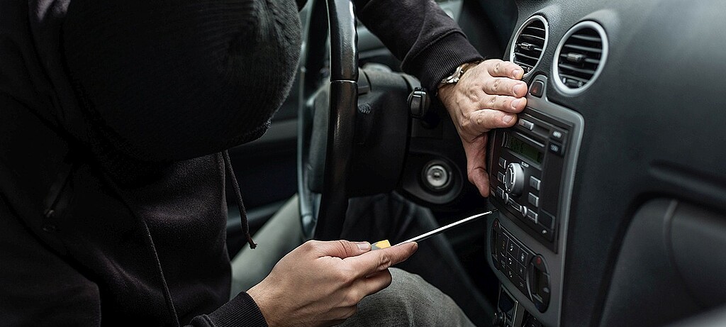 2017_0084_01 Die Täter haben es hier nur auf Autoteile abgesehen