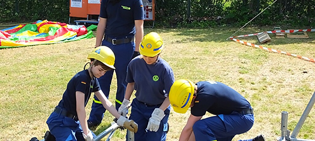 Mädchen und Jungs lernen, mit Technik und Sachverstand anderen zu helfen