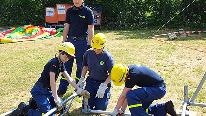 Mädchen und Jungs lernen, mit Technik und Sachverstand anderen zu helfen