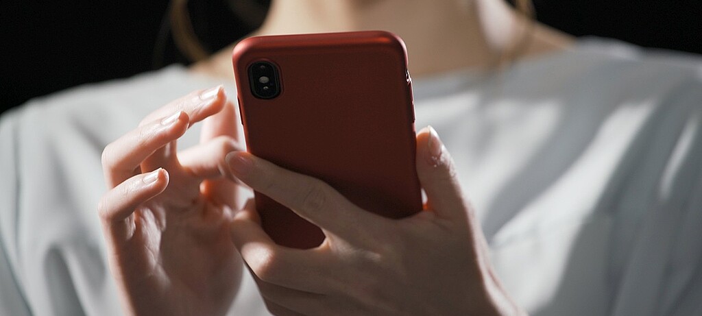 2020_0019_01 Opfer von digitalem Stalking werden über das eigene Smartphone ausspioniert