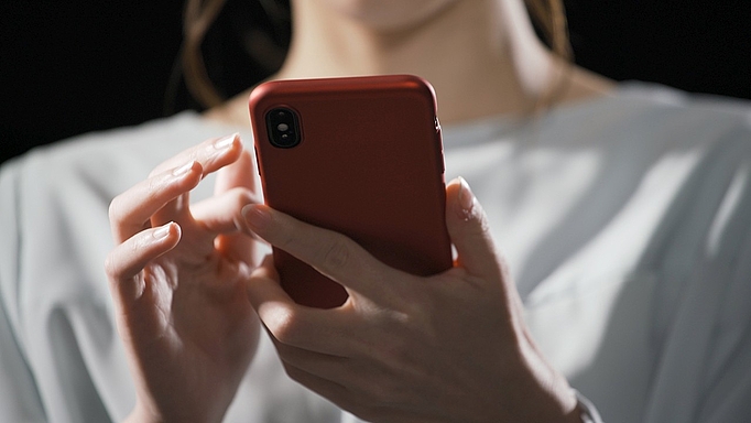 Opfer von digitalem Stalking werden über das eigene Smartphone ausspioniert
